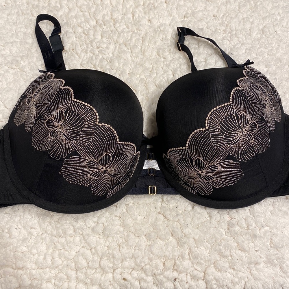 Q womens Cacique very pretty bra. 46DD.  EUC